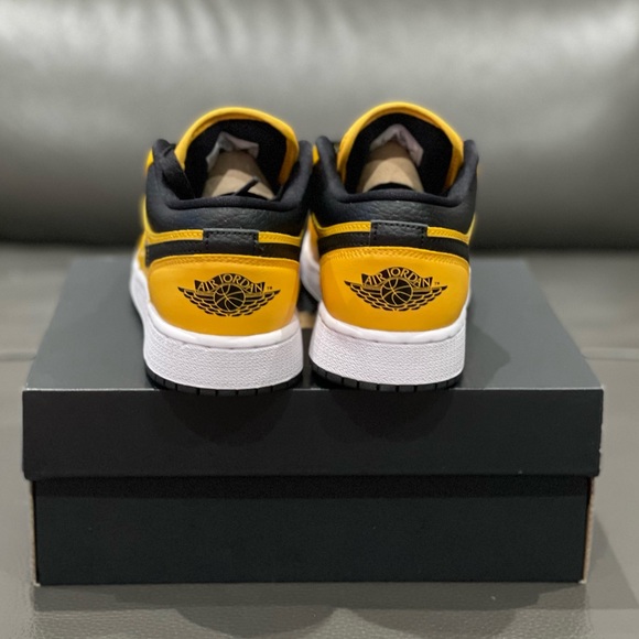 ❌SOLD❌AIR JORDAN 1 LOW (GS) - UNIVERSITY GOLD - Picture 4 of 8